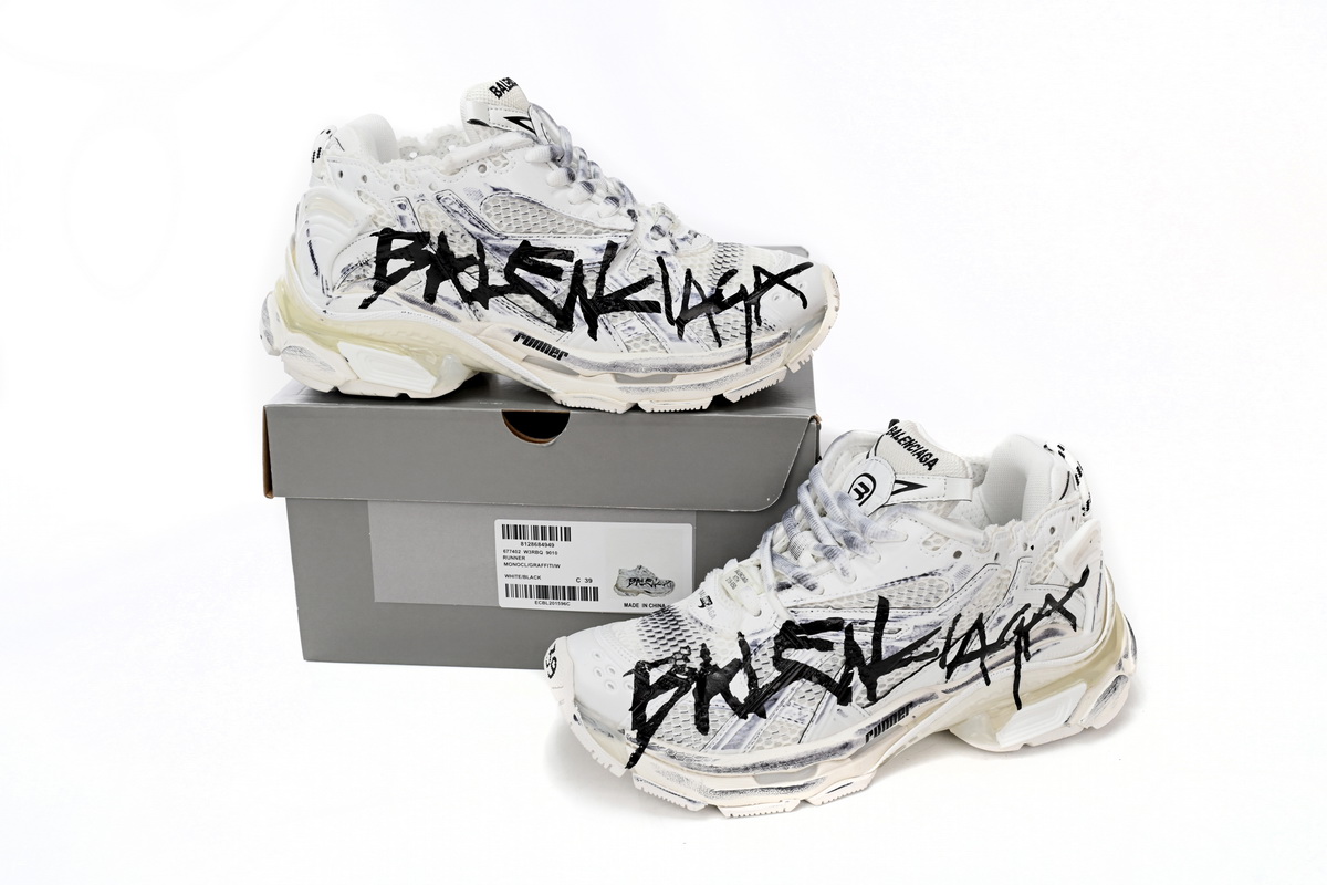 Ba*len*cia*ga runner white and black characters